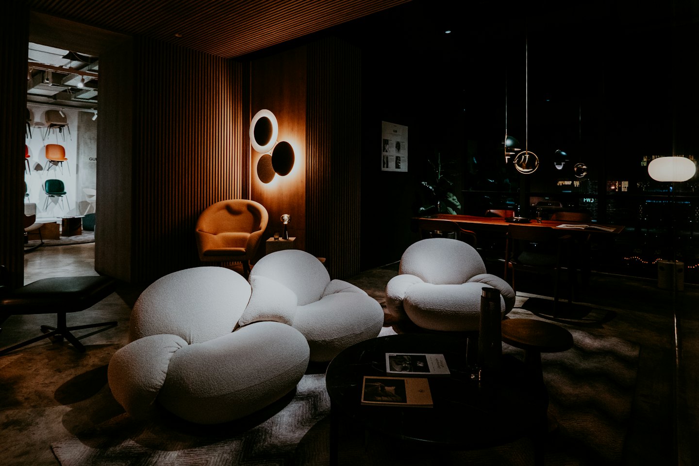 Sedie moderne e tavolino da caffè esposti in uno showroom.
